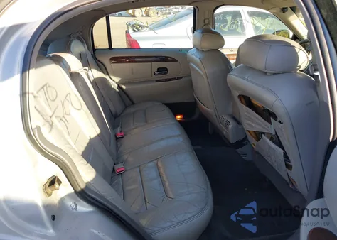 1999 Lincoln Town Car Signature z USA, uszkodzony, nr VIN 1LNFM82W2XY601285